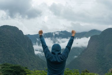Dağın tepesinde, kazanan. Sportif, enerjik yaşam tarzı kavramı