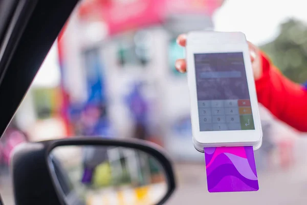 Человек Использующий Кредитную Карту Заплатить Бензин Сидя Своем Автомобиле — стоковое фото