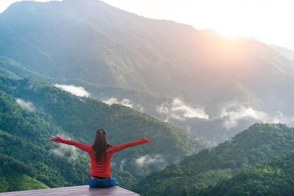 Zaferi Kutlarken Mutlu Kadın Tezahüratçı Kadın Dağ Zirvesinde Kollarını — Stok fotoğraf
