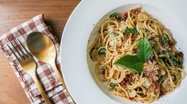 Kurutulmuş Chili ve Kızarmış Pastırmalı Spagetti, Bir tabak Spagetti, tipik İtalyan makarna tarifi Guanciale, yumurta ad pecorino romano peyniri