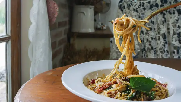 トマトソースのスパゲッティの写真 フォークで肉 ベーコンとトマトソースでおいしいスパゲッティ バジル その他の食材 イタリア料理 — ストック写真
