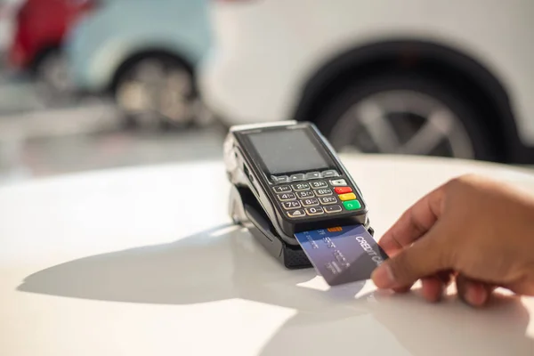 Pagamento Cartão Crédito Comprar Vender Produtos Serviços Mão Segurando Cartão — Fotografia de Stock