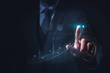 Grafik ve grafiği işaret eden bir işadamı, yükselen bir şirket için kurumsal büyüme stratejisi ya da bir fikir gösteriyor.