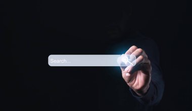 İnternet 'te arama yaparken bir işadamı tarafından bir bilgisayarın dokunmatik ekranına tıklanan İnternet arama sayfası bilgi ağı ve veri paylaşımı kavramında gösterilmektedir. - Görüntü