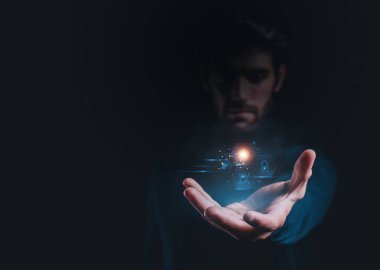 Ağ güvenliği, bilgisayar güvenliği ve veri güvenliği fikri; kalkan sembolü olan iş adamı