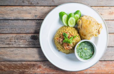 Hint biryani 'sinin Taylandlı-Müslüman versiyonu, tavuk biryani veya körili pirinç ve tavuk olarak da bilinir, aromatik sarı pirinç ve tavukla Müslüman yemek pişirme tarzında yapılır..