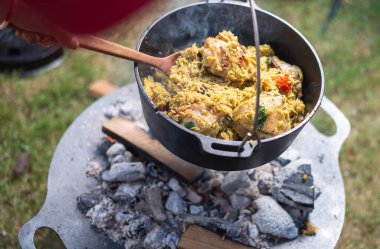 Şenlikli yemekler arasında tavuk biryani ve sokak pazarından alınan tavukla yapılan Doğu pilavı yer alıyor..