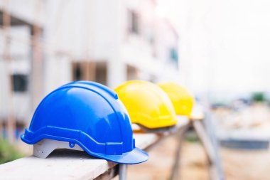 İnşaat alanlarında kask kullanımı ve altta yatan güvenlik önce işçiler için fikir, metin için kopyalama alanı.