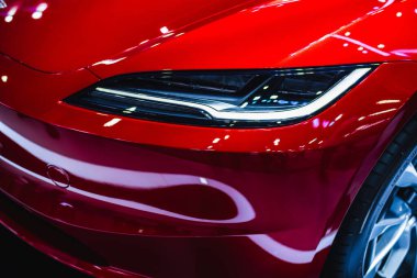 Siyah arka planda kırmızı modern arabanın ön farları