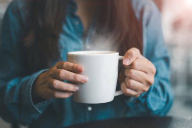Sabahları, genç bir kadın elinde sıcak bir fincan çay ya da kahve tutar..