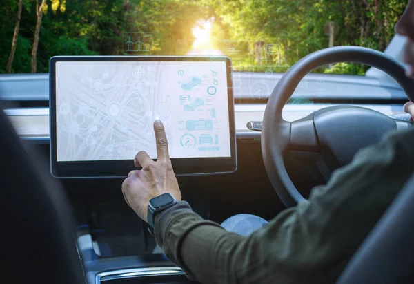 未来的仪表盘包含了无人驾驶汽车的自主控制系统 从驾驶舱的内部看 在没有男性司机的情况下 使用人工智能传感器驾驶的汽车 — 图库照片