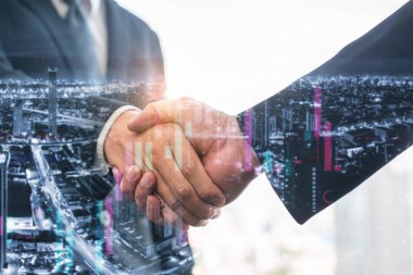 Şehir manzarası ve finansal verilerle el sıkışan iki iş adamı, şirket ortaklığı ve ekonomik büyümeyi sembolize ediyor.