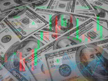 Renkli borsa grafikleriyle örtüşen ve finans, ticaret ve ekonomik eğilimleri temsil eden 100 dolarlık banknotlar yığını.