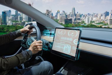 Fütürist, yüksek teknolojili gösterge paneli ve arka planda şehir silüeti olan elektrikli bir araba kullanan kişi..