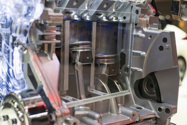 Otomobil motorunda pistonları, çubukları ve mekanik bileşenleri gösteren içten yanmalı motorun detaylı görüntüsü.