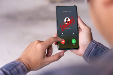 Bir kişi akıllı telefonundan bir dümen çağrısı alır, kırmızı ile 
