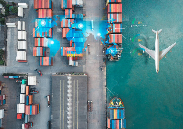 Вид с воздуха на грузовой порт с грузовыми контейнерами, самолетами и цифровой глобальной сетью, представляющий логистику и управление цепочками поставок.