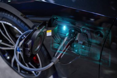 Enerji akışı ve şarj durumu ile gelecekteki dijital arayüzü gösteren elektrikli bir aracın yakın çekimi.