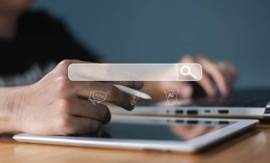 Tablet üzerinde stil kullanan bir elin, şeffaf bir arama çubuğu örtüsü ve yapay zeka simgeleriyle yakın plan görüntüsü.