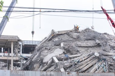 Bangkok 'ta şiddetli bir depremin tetiklediği bina yıkıldı. Görünür molozlar, molozlar ve devam eden acil müdahale çabaları ile birlikte..