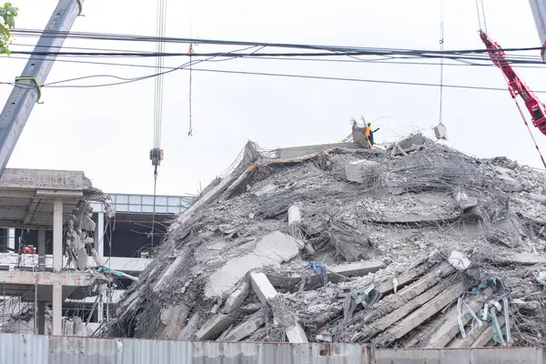 Bangkok 'ta şiddetli bir depremin tetiklediği bina yıkıldı. Görünür molozlar, molozlar ve devam eden acil müdahale çabaları ile birlikte..