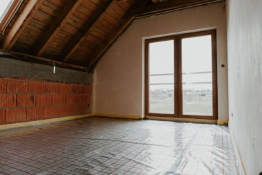 İnşaat alanı, temel sahne evi. Yeraltı ısıtması için termal folyolu.