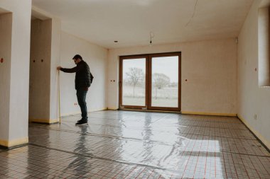 Ölçüm bandıyla duvarı kontrol ediyorum