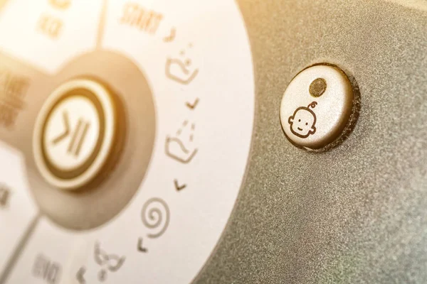 Çamaşır makinesi. Çamaşır makinesinin ön paneli. Çamaşır makinesinin yıkama modunu seçmek için düğme. Web sitesi için pankart veya kopya alanı ile yazdırma