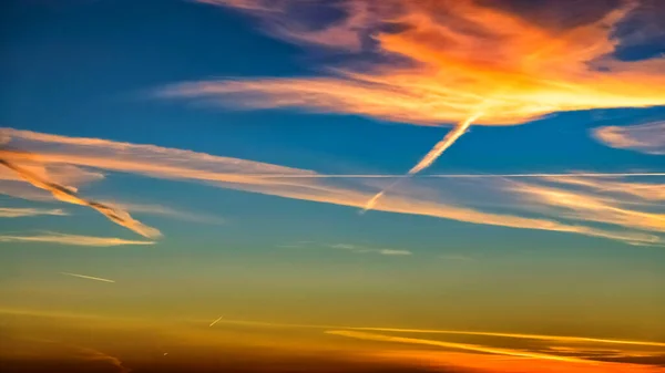 Real Increíble Amanecer Panorámico Cielo Puesta Sol Con Nubes Colores — Foto de Stock