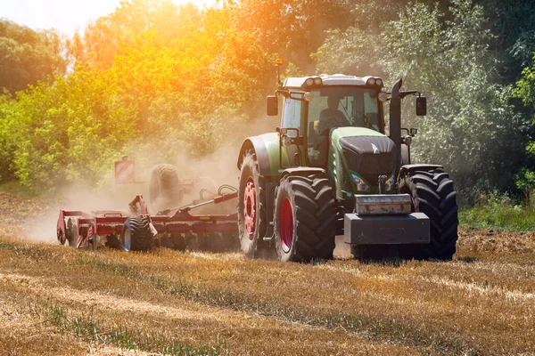 Trator Agrícola Moderno Está Cultivando Terras Agrícolas Após Colheita Trigo — Fotografia de Stock