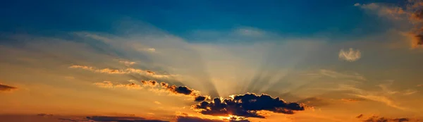 Prawdziwy Niesamowity Panoramiczny Wschód Słońca Lub Zachód Słońca Niebo Delikatnymi — Zdjęcie stockowe