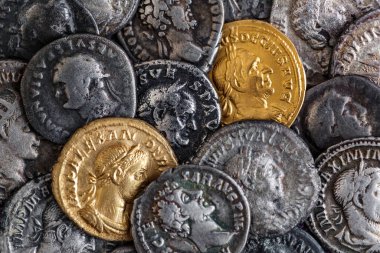 Roma altın ve gümüşü hazinesi. Trajan Decius. MS 249-251. AV Aureus. Roma İmparatorluğu 'nun eski sikkesi. Otantik gümüş denarius, antoninianus, antik Roma' nın aureus 'u..