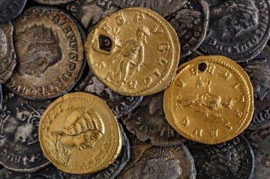 Roma altın ve gümüşü hazinesi. Trajan Decius. MS 249-251. AV Aureus. Roma İmparatorluğu 'nun eski sikkesi. Otantik gümüş denarius, antoninianus, antik Roma' nın aureus 'u..