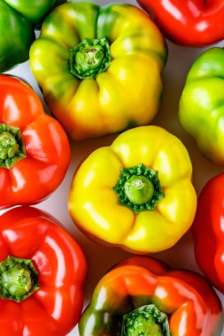 Renkli dolmalık biberler. Kırmızı ve sarı dolmalık biberleri kapatın. Ayrıca tatlı biber, karabiber ya da biber olarak da bilinir.