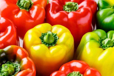 Renkli dolmalık biberler. Kırmızı ve sarı dolmalık biberleri kapatın. Ayrıca tatlı biber, karabiber ya da biber olarak da bilinir.