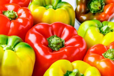 Renkli dolmalık biberler. Kırmızı ve sarı dolmalık biberleri kapatın. Ayrıca tatlı biber, karabiber ya da biber olarak da bilinir.