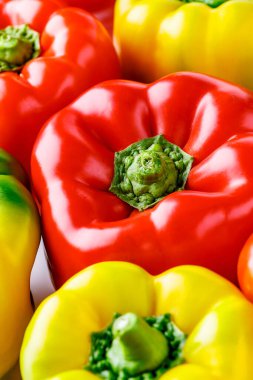 Renkli dolmalık biberler. Kırmızı ve sarı dolmalık biberleri kapatın. Ayrıca tatlı biber, karabiber ya da biber olarak da bilinir.