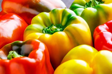 Renkli dolmalık biberler. Kırmızı ve sarı dolmalık biberleri kapatın. Ayrıca tatlı biber, karabiber ya da biber olarak da bilinir.