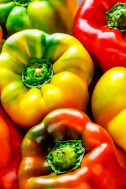 Renkli dolmalık biberler. Kırmızı ve sarı dolmalık biberleri kapatın. Ayrıca tatlı biber, karabiber ya da biber olarak da bilinir.