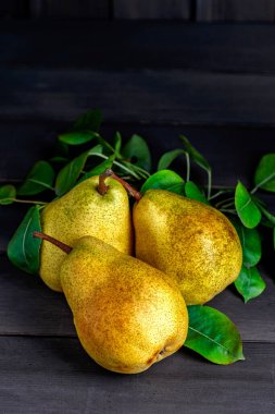 Olgun inciler. Eski ahşap arka planda taze armutlar. Vejetaryen, vejetaryen, sağlıklı diyet yemekleri..