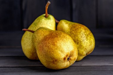 Olgun inciler. Eski ahşap arka planda taze armutlar. Vejetaryen, vejetaryen, sağlıklı diyet yemekleri..