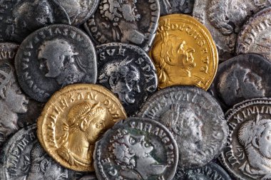 Roma altın ve gümüşü hazinesi. Trajan Decius. MS 249-251. AV Aureus. Roma İmparatorluğu 'nun eski sikkesi. Otantik gümüş denarius, antoninianus, antik Roma' nın aureus 'u..