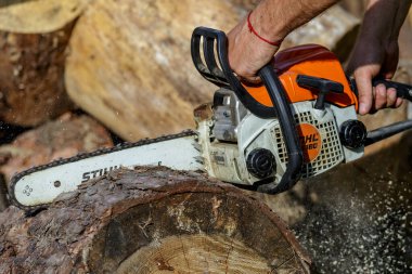 Ukrayna Kiev Eylül 01, 2023 Kiev 'de elektrikli testere. Stihl, Alman elektrikli testere ve diğer el teçhizatı üreticisi.