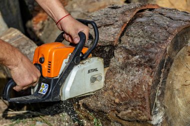 Ukrayna Kiev Eylül 01, 2023 Kiev 'de elektrikli testere. Stihl, Alman elektrikli testere ve diğer el teçhizatı üreticisi.
