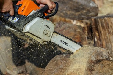 Ukrayna Kiev Eylül 01, 2023 Kiev 'de elektrikli testere. Stihl, Alman elektrikli testere ve diğer el teçhizatı üreticisi.