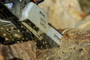 Ukrayna Kiev Eylül 01, 2023 Kiev 'de elektrikli testere. Stihl, Alman elektrikli testere ve diğer el teçhizatı üreticisi.