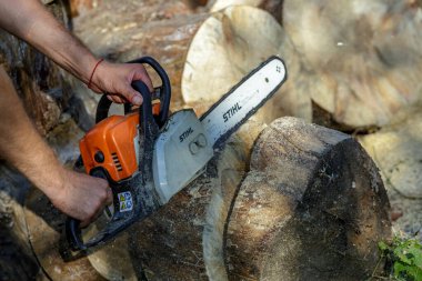 Ukrayna Kiev Eylül 01, 2023 Kiev 'de elektrikli testere. Stihl, Alman elektrikli testere ve diğer el teçhizatı üreticisi.