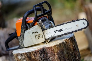 Ukrayna Kiev Eylül 01, 2023 Kiev 'de elektrikli testere. Stihl, Alman elektrikli testere ve diğer el teçhizatı üreticisi.