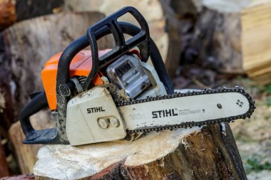 Ukrayna Kiev Eylül 01, 2023 Kiev 'de elektrikli testere. Stihl, Alman elektrikli testere ve diğer el teçhizatı üreticisi.