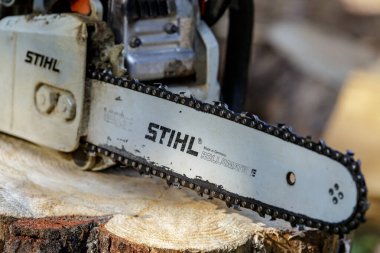 Ukrayna Kiev Eylül 01, 2023 Kiev 'de elektrikli testere. Stihl, Alman elektrikli testere ve diğer el teçhizatı üreticisi.